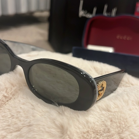 Gucci sunglasses GG0517S in great condition comes with case and authenticity. - Picture 3 of 9